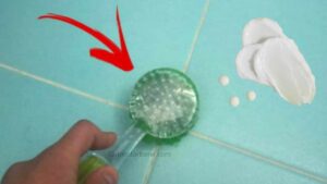 La crema fai da te formidabile per sbiancare le fughe del pavimento