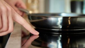 Se fai questi errori rovini il piano ad induzione: sono molto comuni