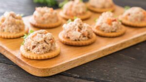 Questa gustosissima salsa di tonno si prepara in pochissimo tempo e non ha bisogno di cottura. Devi provarla anche tu!