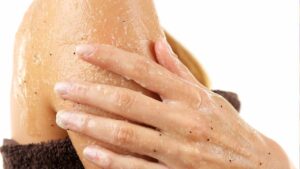 Pelle luminosa d’estate: come fare uno scrub perfetto a casa