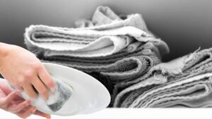 Se hai dei vecchi asciugamani non gettarli via, ma risparmia e usali per realizzare delle comode spugne