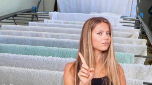 È possibile asciugare i panni senza lo stendino? La risposta è sì, con queste 5 alternative