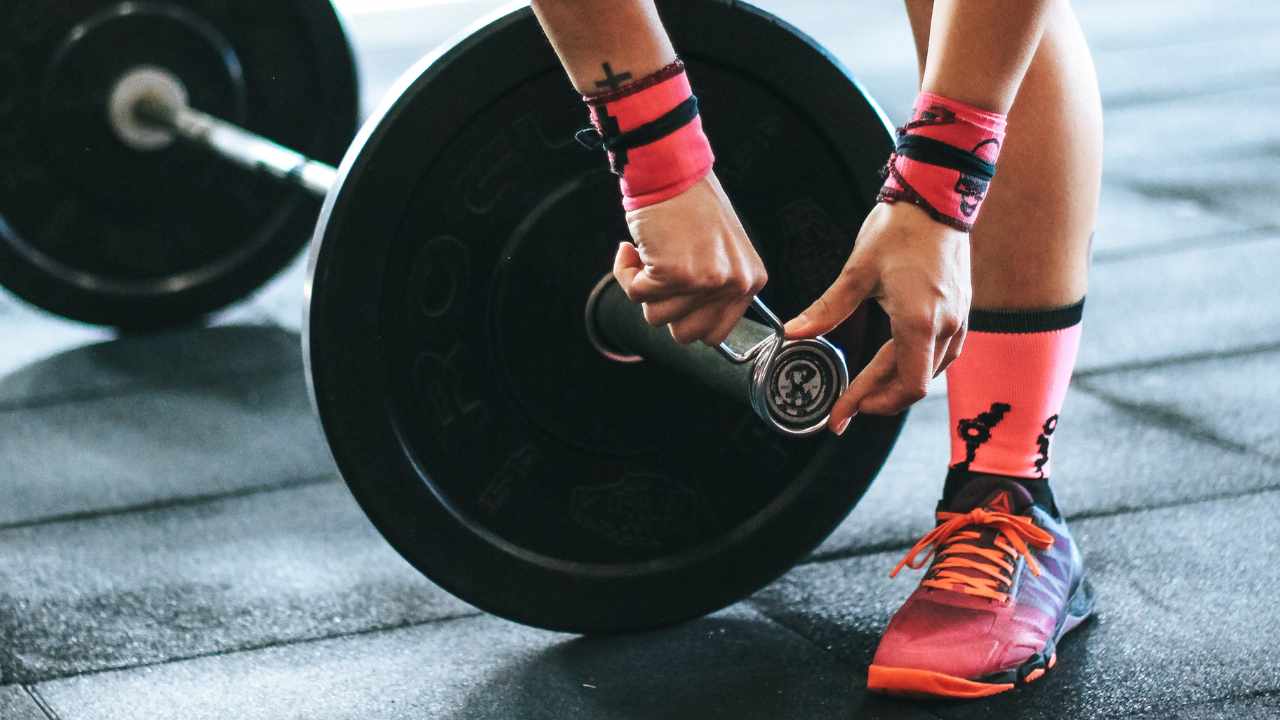 Ragazza si allena coi bilancieri