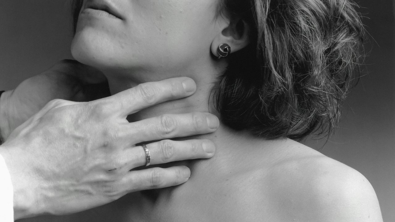 Controllo gola donna