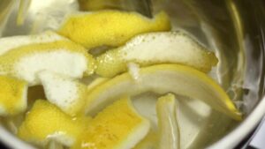 Ti dico 5 modi per usare le bucce di limone, così nemmeno tu le getterai più via: sono super preziose