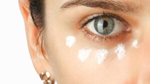 Contorno occhi: c’è un errore che quasi tutte le donne commettono durante l’applicazione