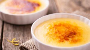 Chi non la ama? Crema catalana, il dolce perfetto per ogni fine pasto puoi farlo tu: la ricetta è facile facile