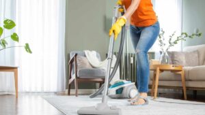 Ma quanto costa in bolletta fare le pulizie di casa? Sul web hanno trovato la risposta