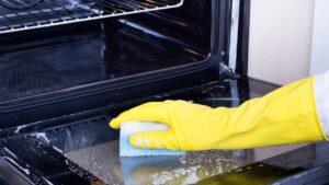 Quando apri il forno senti ancora l’odore del detersivo? Puoi risolvere in modo facilissimo