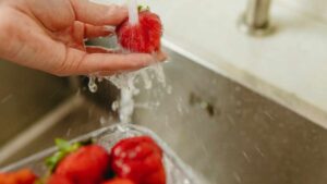 Se ami le fragole, devi anche imparare a lavarle nel modo corretto