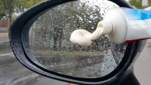 Conosci il trucchetto del dentifricio per la macchina? Quando piove è utilissimo! Ce lo svela lui nel suo video