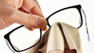 Non comprare nessun prodotto per pulire gli occhiali, quello che ti serve lo hai già in casa: saranno sempre splendenti