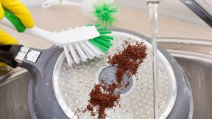 Come togliere tutte le incrostazioni dalle pentole grazie ai fondi di caffè