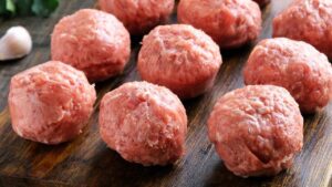 Niente pane nell’impasto, il segreto di Cannavacciuolo per delle polpette morbide e gustose: ecco cosa usa