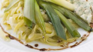 Perché i francesi condiscono il loro cibo con questa speciale pianta?