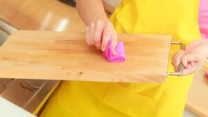 Come sbarazzarti delle macchie di muffa sui taglieri di legno