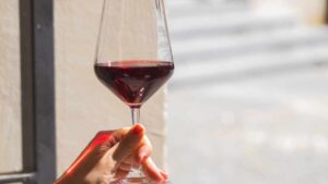 Cosa accade se beviamo un bicchiere di vino al giorno