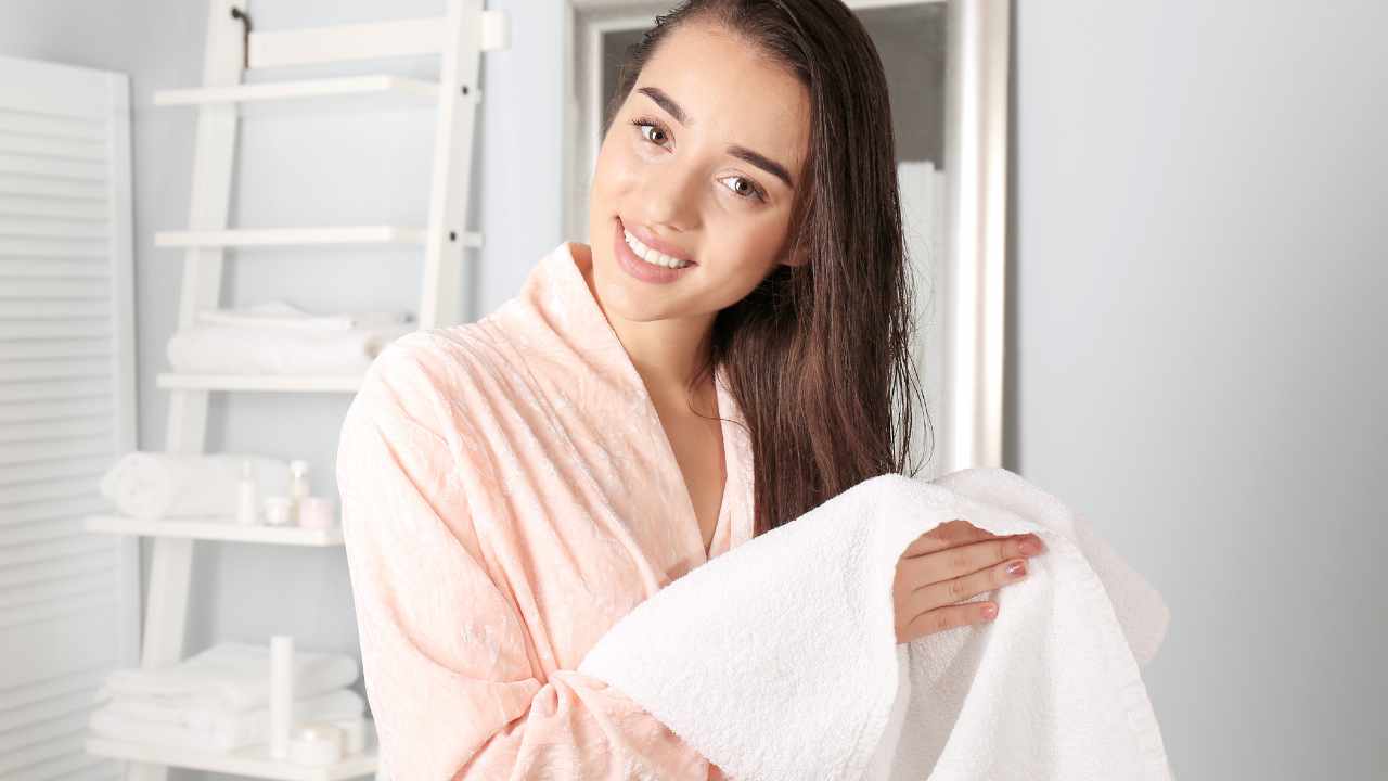 Ragazza in accappatoio