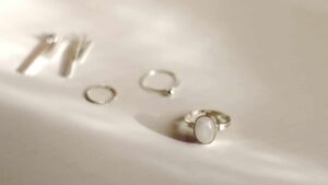 Gioielli in argento: 4 metodi naturali per farli tornare a splendere