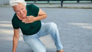 Come affrontare un attacco di cuore se si è da soli