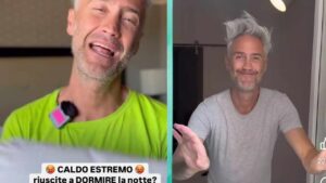 Troppo caldo di notte? Il noto fisico ci svela alcuni trucchetti che ci aiuteranno a dormire (è la scienza che parla)