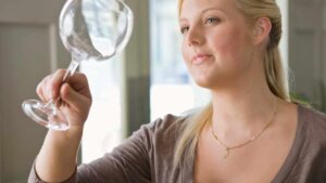 Sapevi che c’è un TRUCCHETTO per sistemare i calici nella credenza? Probabilmente lo conosci già ma non ci hai pensato