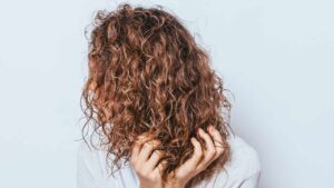 Vuoi i capelli mossi senza piastra? Calzini, accappatoio e molto altro. Scopri questi formidabili trucchetti