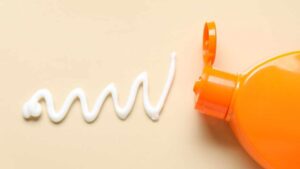 Crema solare tutti i giorni anche in città: perché dovresti usarla