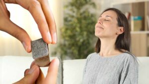 Hai bisogno solo dei feltrini delle sedie: un trucchetto formidabile per profumare la casa