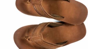 Come pulire le infradito e sbarazzarti di tutte quelle fastidiose macchie nere