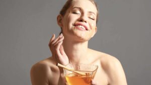 Elisir di salute e bellezza per viso, corpo e capelli: non rinunciare al miele, usalo così