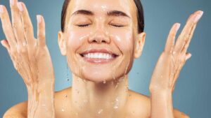 Pelle più pulita e luminosa: gli esperti consigliano la “regola del minuto”