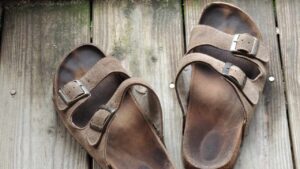 Segni dei piedi sui sandali? Con questo rimedio spariranno: hai già tutto in casa