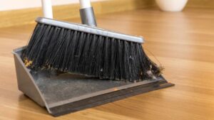 Come pulire la scopa per mantenerla sempre priva di peli e sporcizia