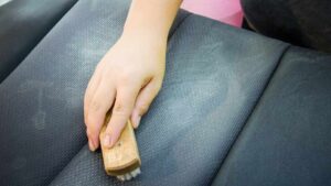 Pulire i sedili dell’auto e rimuovere le macchie con semplici trucchetti