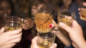 “Non dovresti mai scendere di gradazione quando bevi alcolici”. Quante volte lo abbiamo sentito? Ma è vero? No, la verità è questa