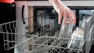 Avviare la lavastoviglie senza sale: cosa succede se lo fai