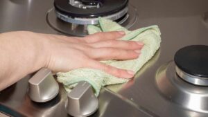 “Se solo lo avessi saputo prima avrei risparmiato un sacco! Ora il mio piano cottura è sempre splendente!”