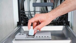 Ti svelo come spesso sostituisco la pastiglia della lavastoviglie e risparmio sui costi di pulizia