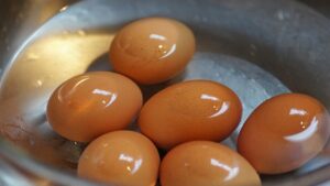 Lavare le uova prima di cucinarle è necessario o può essere rischioso per la salute?