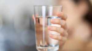I vantaggi di bere acqua per la salute e il benessere quotidiano