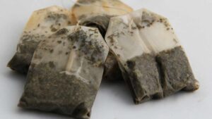Le bustine di tè usate possono servire a molto più di quanto immagini. Ci sono 10 modi per dar loro una seconda vita! Non ci crederai!