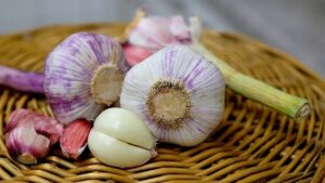 Come consumare l’aglio per favorire la tua salute cardiaca e per regolare la pressione sanguigna