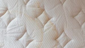 Pipì sul materasso? Puliscilo così senza ricorrere alla candeggina