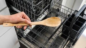 Anche tu metti sempre i cucchiai di legno nella lavastoviglie? Perché non dovresti farlo