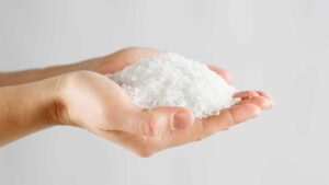 Non è solo per cucinare! I trucchetti che non conosci per pulire con il sale