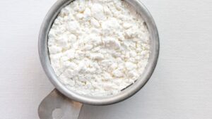 Hai l’amido di mais scaduto? Non gettarlo! Ti svelo 5 idee pratiche e creative per la casa