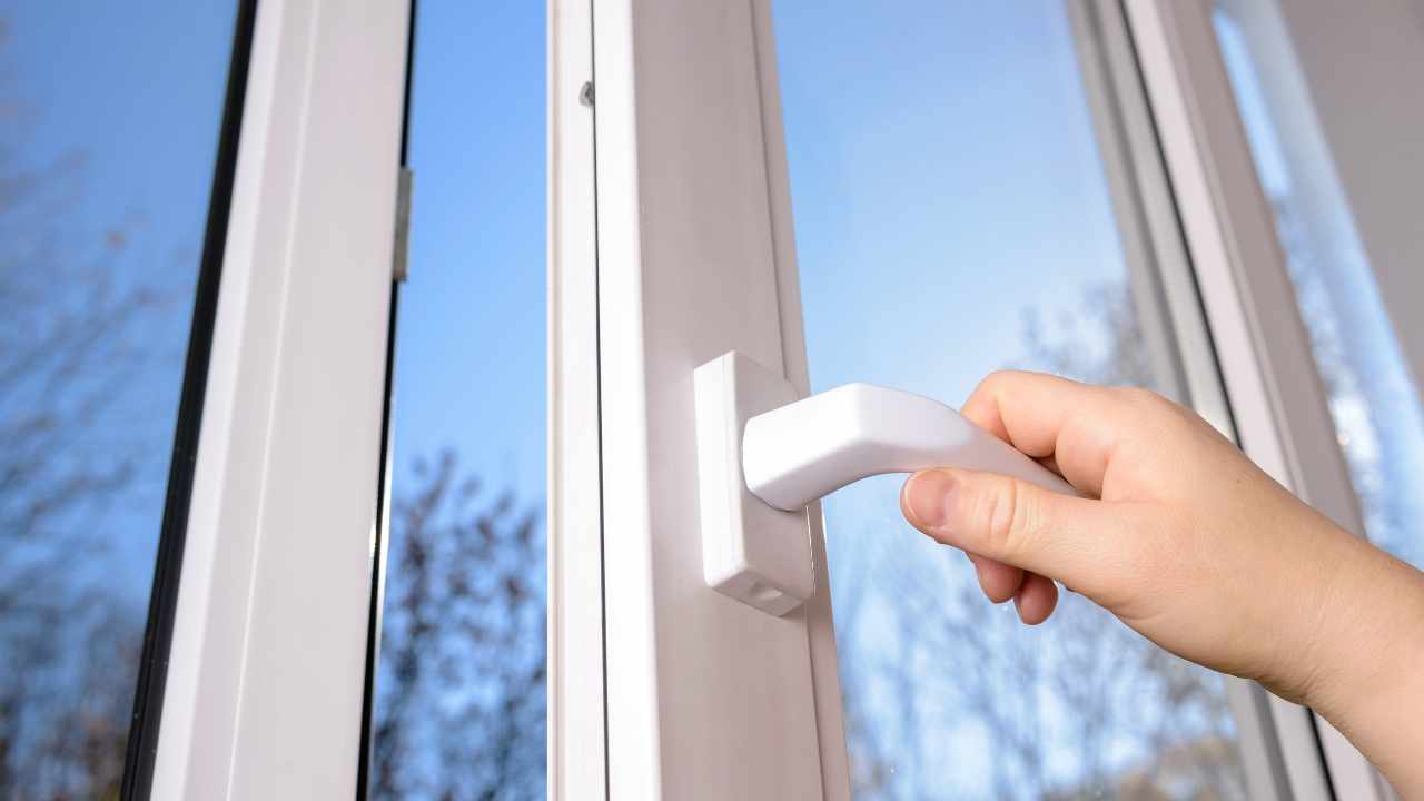arieggiare la casa aprendo la finestra