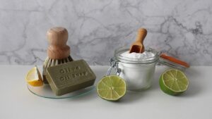 Scorza di limone e bicarbonato: a cosa serve questa miscela virale?