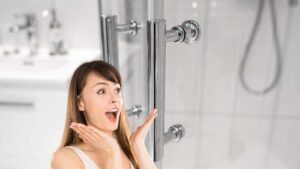 La tua doccia si sporca sempre anche se la pulisci? Con questo trucco naturale rimarrà pulita molto a lungo! Niente sostanze chimiche, niente sforzo